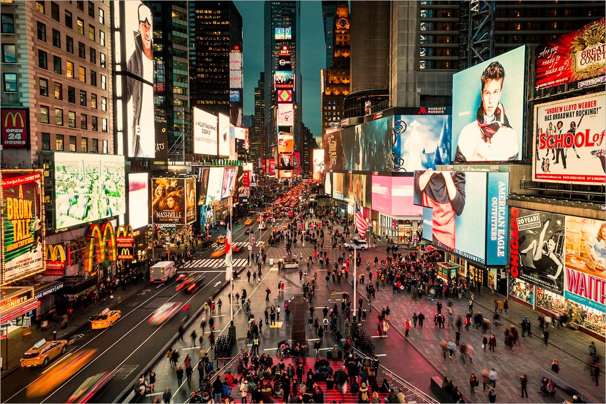 Bild von Werbeflächen in New York als Sinnbild für das Thema Öffentlichkeitsarbeit und PR der Unternehmensberatung für Ulm