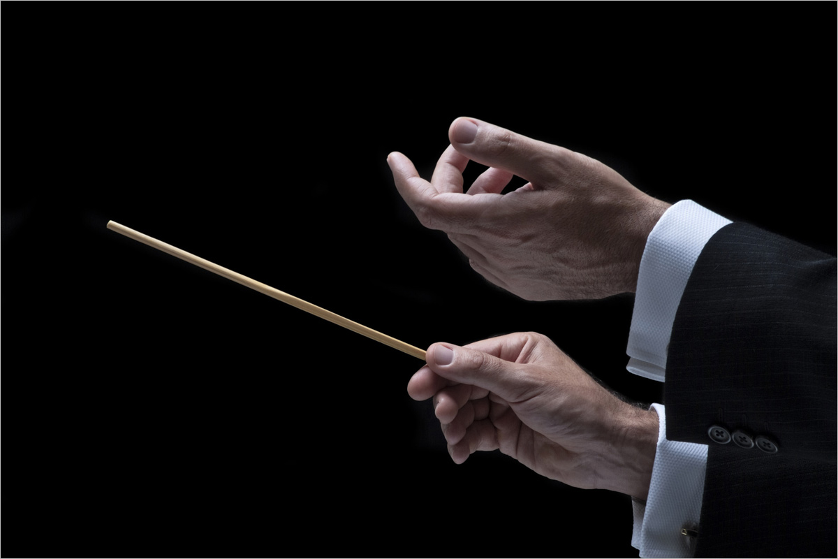 Bild eines Dirigenten als Sinnbild für die Orchestrierung aller Kommunikationsmaßnahmen durch die Unternehmensberatung in Ulm veranschaulicht.
